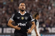 Arthur Cabral abriu o placar do jogo contra o Corinthians