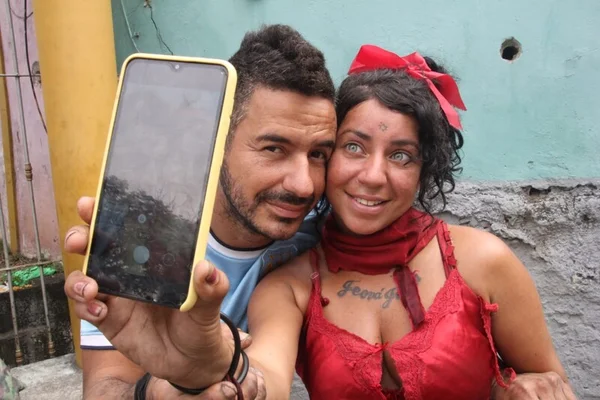 Mendigatos viram influenciadores e bombam mostrando a rotina