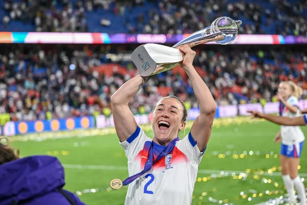 Foto colorida de Lucy Bronze, estrela da Inglaterra e bicampeã da Eurocopa feminina - Metrópoles