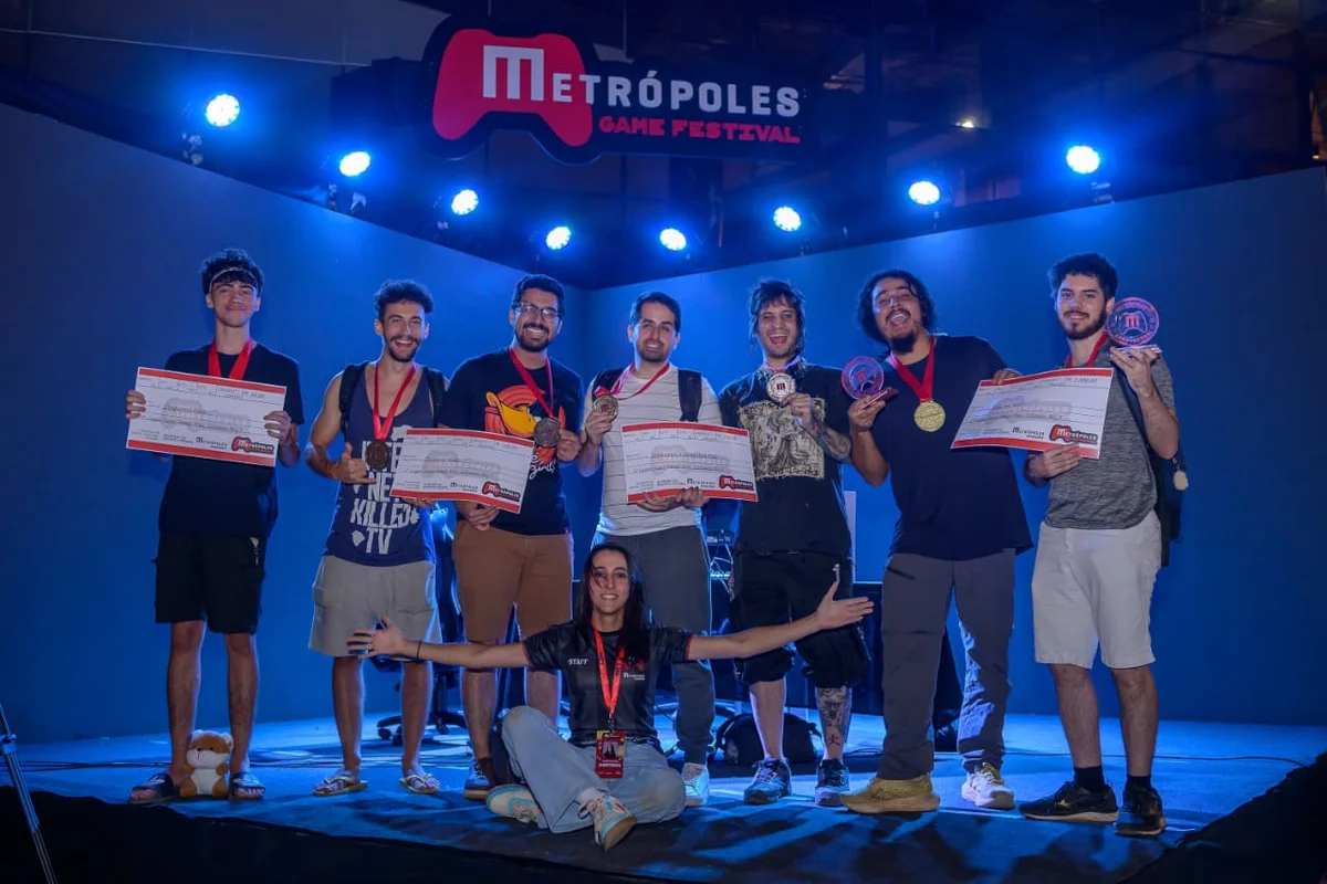 Arthur Lousada, 4º lugar; Mário Botelho, 3º lugar; Luiza Estevão, ao centro, sentada e responsável pela entrega da premiação; Fábio Monteiro, campeão; e João Lucas, 2º lugar, posam para foto durante a premiação da competição de Super Smash Bros. no Metrópoles Game Festival Arthur Lousada, 4º lugar; Mário Botelho, 3º lugar; Luiza Estevão, ao centro, sentada e responsável pela entrega da premiação; Fábio Monteiro, campeão; e João Lucas, 2º lugar, posam para foto durante a premiação da competição de Super Smash Bros. no Metrópoles Game Festival