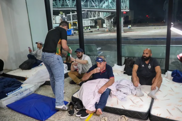 Imagem colorida de deportados brasileiros no aeroporto de Manaus - Metrópoles