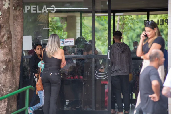 Velório de Izabel Aparecida Guimarães, morta na Ceilândia com um tiro na testa por Paulo Roberto Moreira Soares, pai de sua filha. Ao redor do caixão, familiares dão último adeus - Metrópoles