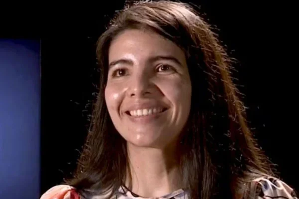 Imagem colorida da diplomata da Colômbia Claudia Vaca, ela é branca, tem cabelos escuros e longos soltos, sorri com olhar direcionado para frente - Metrópoles