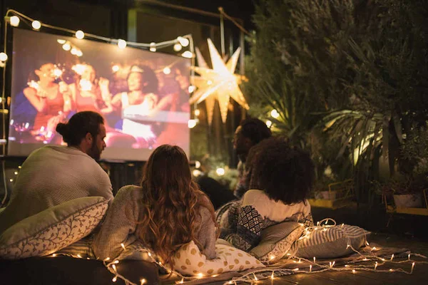 cinema em casa com amigos