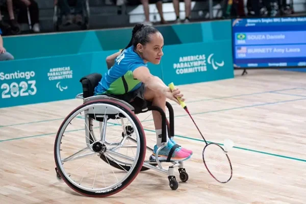 Primeira mulher no Parabadminton, Daniele Torres faz história em Paris