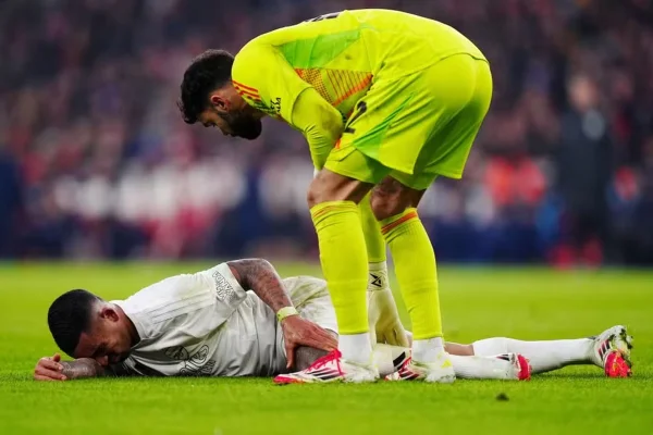 Imagem colorida de Gabriel Jesus caído no gramado - Metrópoles
