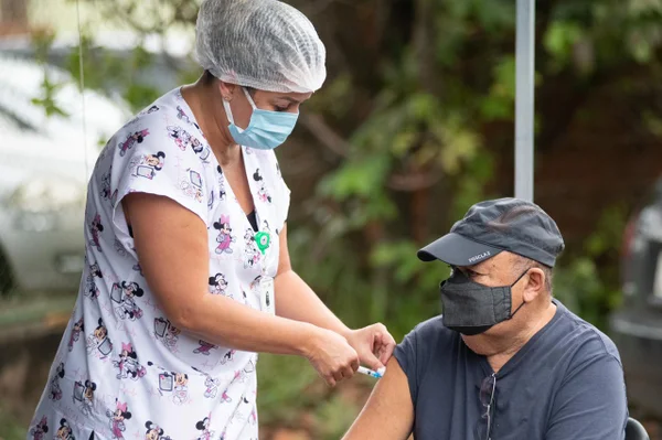 Primeiro dia de vacinação para idosos a partir de 72 e 73 anos