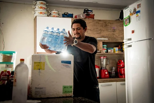 Pai que viu filhos passarem fome perde emprego por falta de documentos
