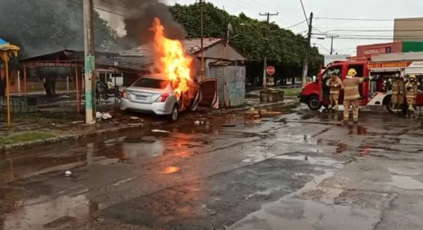 carro pegando fogo