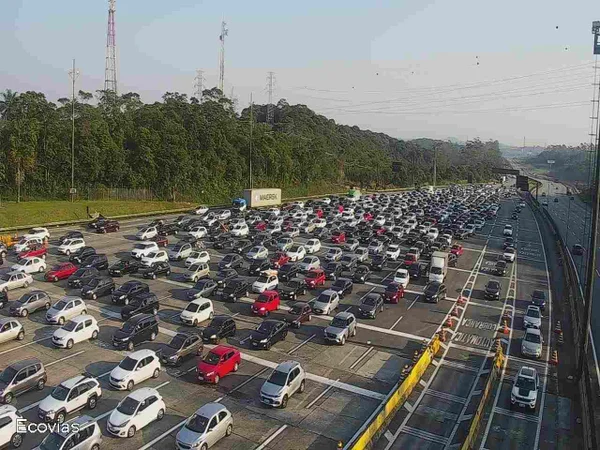 Imagem colorida mostra tráfego parado na rodovia Anchieta, estrada que vai em direção ao litoral paulista - Metrópoles