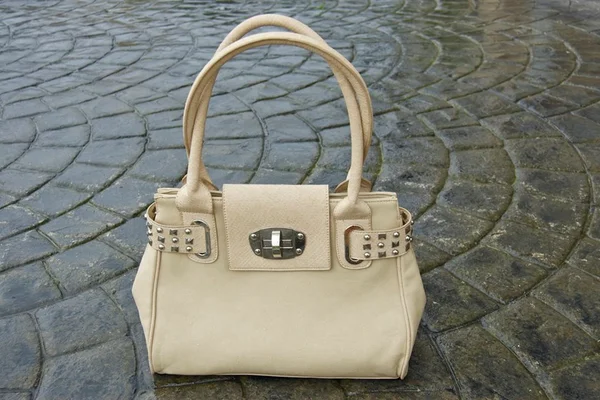 Morador de rua devolve bolsa de grife perdida para a dona