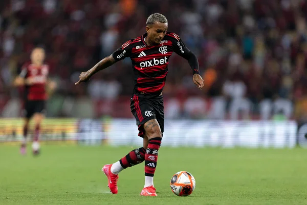 Foto colorida de Wesley, do Flamengo em jogo contra o Fluminense - Metrópoles