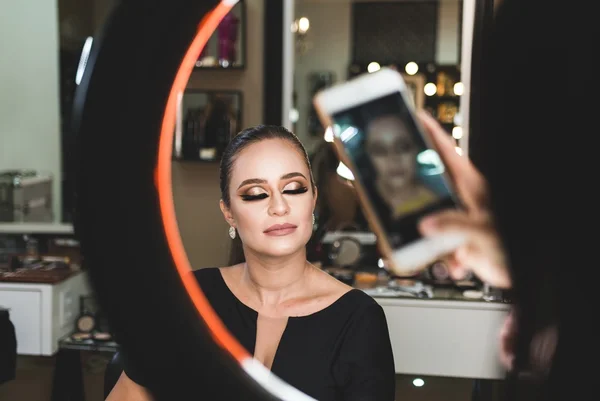 É ético maquiadores postarem fotos editadas de clientes no Instagram?