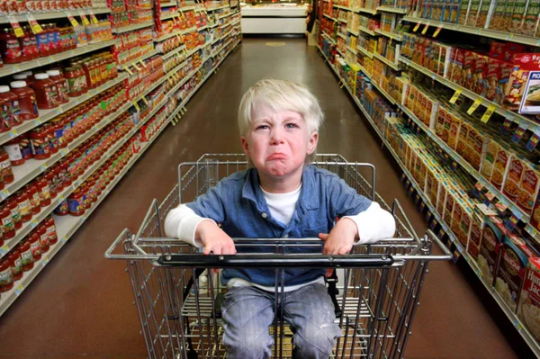 Imagem colorida de criança de birra no supermercado - Metrópoles