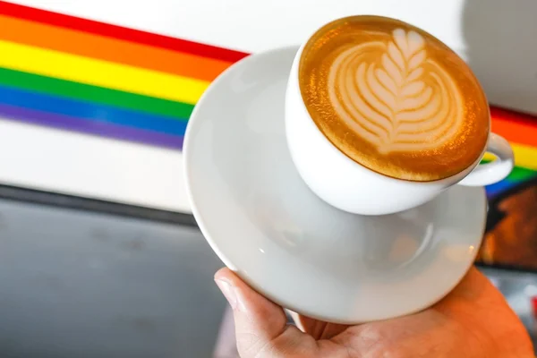 Orgulho no balcão: casas gay friendly fazem questão de contratar LGBTs