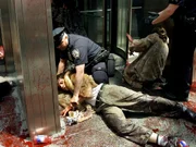 Policiais de Nova York prendem ativistas pelos direitos dos animais que tentaram entrar nos escritórios da revista Vogue durante um protesto da People for the Ethical Treatment of Animals (PETA), em 2 de junho de 2003, em Nova York. Os ativistas da PETA derramaram tinta vermelha sobre casacos de pele para protestar contra o uso de peles de animais na indústria da moda Policiais de Nova York prendem ativistas pelos direitos dos animais que tentaram entrar nos escritórios da revista Vogue durante um protesto da People for the Ethical Treatment of Animals (PETA), em 2 de junho de 2003, em Nova York. Os ativistas da PETA derramaram tinta vermelha sobre casacos de pele para protestar contra o uso de peles de animais na indústria da moda