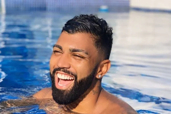 Gabigol faz festa entre amigos durante quarentena e vizinhos denunciam