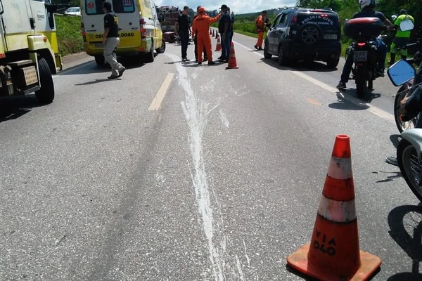 Homem perde controle de moto e bate em viatura dos bombeiros em BH