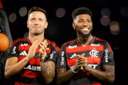 Os jogadores chegaram da Europa para assinar com o Flamengo