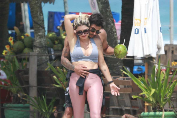 Não basta ter, tem que mostrar: Antonia Fontenelle exibe novo boy na praia