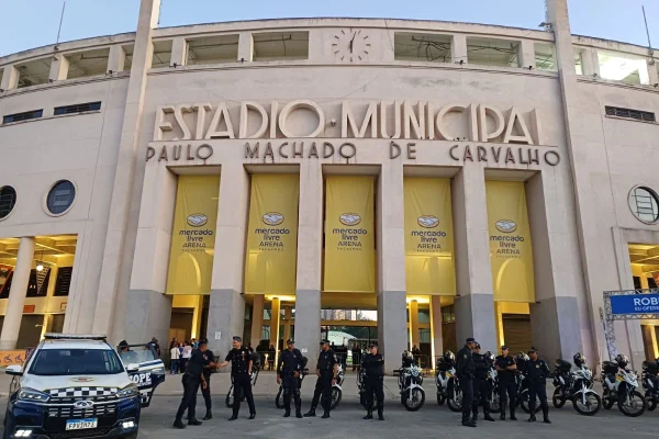 Imagem colorida de fachada do Pacaembu com a GCM na frente; Justiça pede exposição de contrato da concessão - Metrópoles
