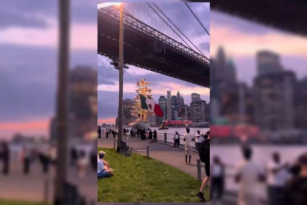 Imagem colorida de navio que bateu em ponte