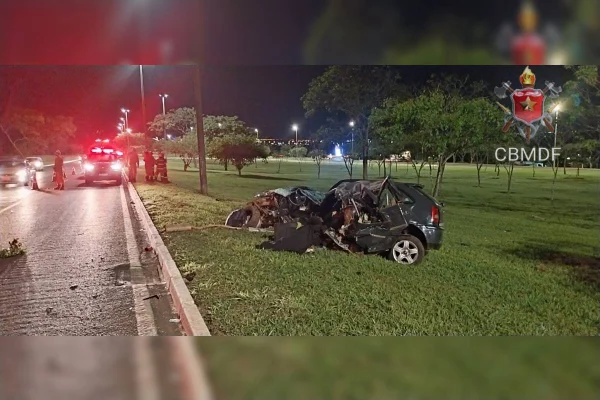 Foto colorida de acidente carro