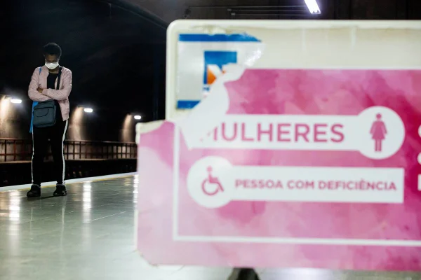 Mulheres relatam desrespeito e incômodo em vagão exclusivo do Metrô-DF