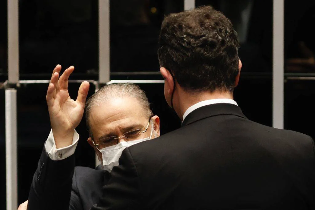 Procurador-geral Augusto Aras cumprimenta os senadores após a aprovação de sua recondução ao cargo Procurador-geral Augusto Aras cumprimenta os senadores após a aprovação de sua recondução ao cargo