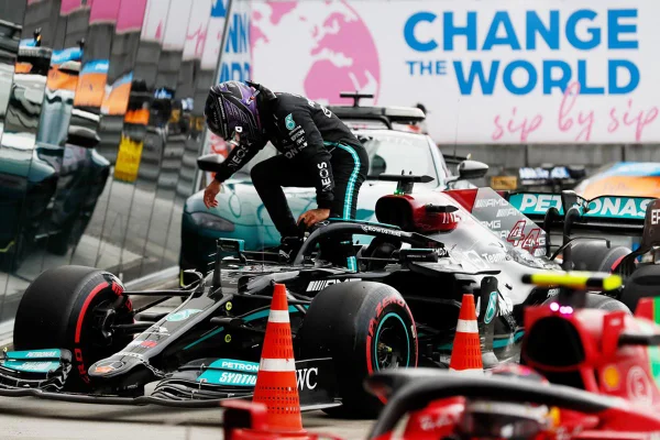 Hamilton pede desculpas à Mercedes por “bobagem” que custou a pole na Rússia
