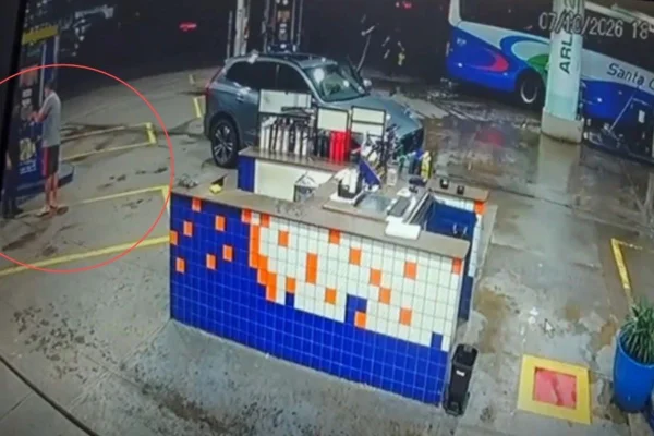 Câmera mostra juiz comprando gasolina antes de ser encontrado carbonizado