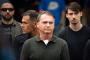 Bolsonaro na saída do hospital DF Star no domingo (14/9)