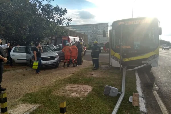 Colisão entre ônibus e carro na Esplanada deixa seis pessoas feridas