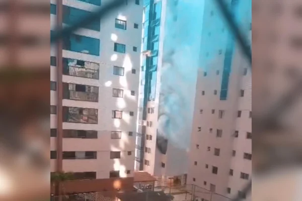 Imagem colorida de um incêndio em condomínio de Águas Claras - Metrópoles