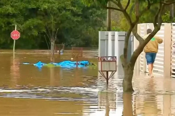Imagem colorida de pessoas na água