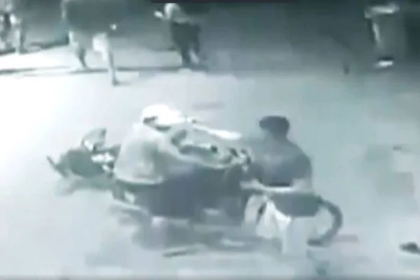 Imagem em preto e branco do momento em que João Pedro, da família Avelino, atira em vítima