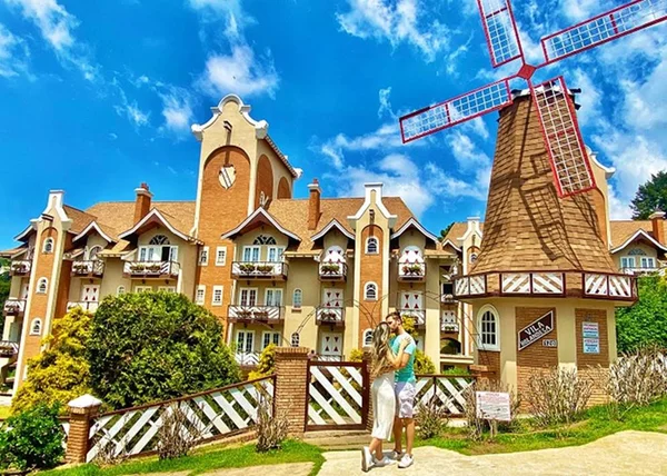 Casal em frente a fachada da Vila Holandesa