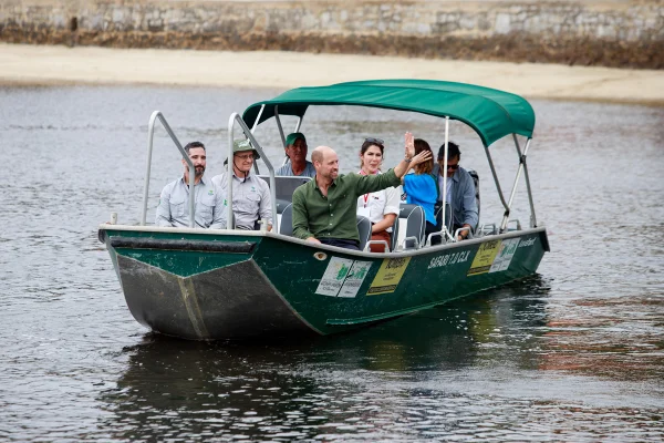 Príncipe William navega pela Baía de Guanabara e planta em manguezal