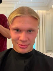 Haaland dá adeus aos cabelos longos e surge de visual novo Haaland dá adeus aos cabelos longos e surge de visual novo