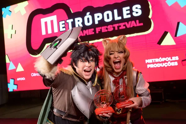Participantes recebem a premiação do concurso de cosplay do Metrópoles Game Festival - Metrópoles