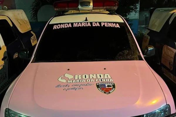 Imagem colorida da viatura da Maria da Penha de Manaus - Metrópoles