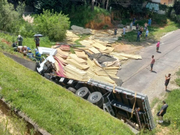 Caminhão despenca de viaduto em Curitiba e motorista é resgatado em estado grave