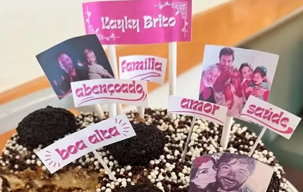 Bolo com plaquinhas com fotos de Kayky Brito - Metrópoles