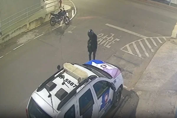 Imagem colorida, motociclista ateia fogo na PM