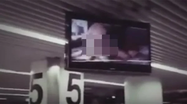 Tirem as crianças do saguão. Aeroporto exibe filme erótico no telão