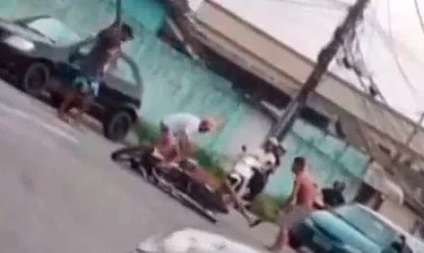 “Pega ladrão”: homem linchado após ser chamado de bandido é inocente