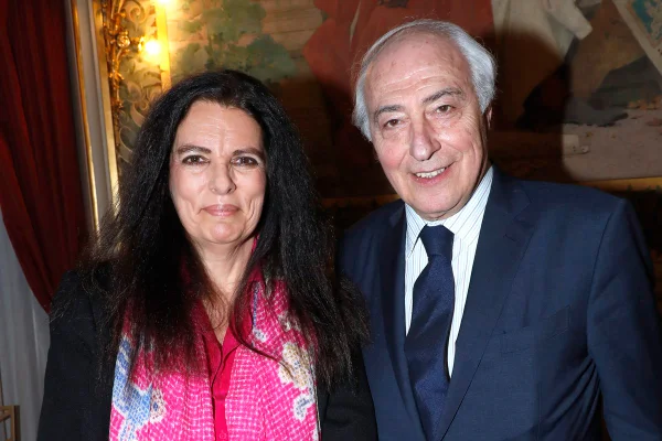 Dona de fortuna de R$ 527 bilhões tem vida simples e sem luxos
