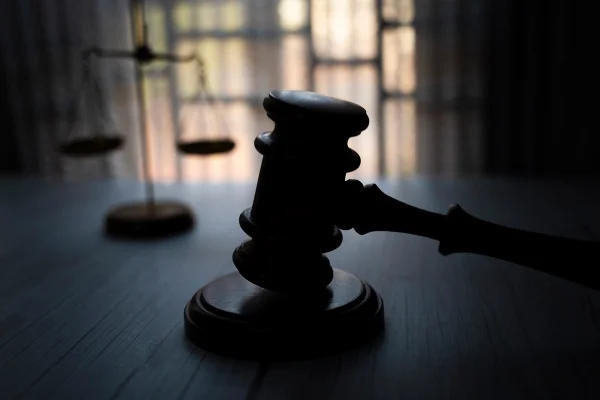 Sessão é suspensa após a juíza dizer “que se dane a OAB” e mandar retirar os advogados do local