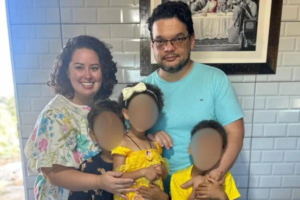Erick e Mayara Coraci, que ficaram 6 horas na fila de adoção, foram presos por maus-tratos após um dos filhos aparecer com lesões na escola - Metrópoles