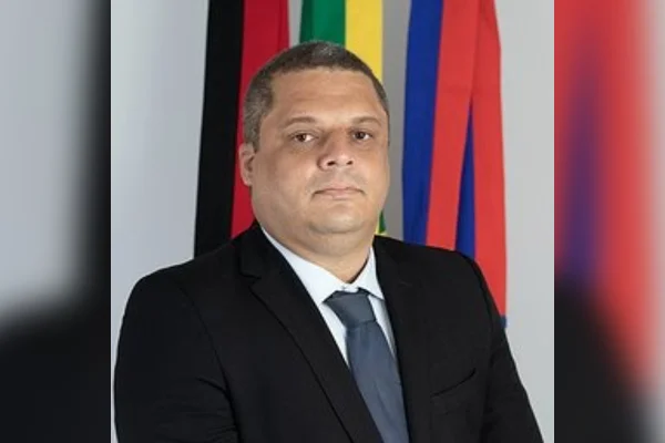 Quem é o prefeito afastado por suspeita de direcionar milhões ao CV